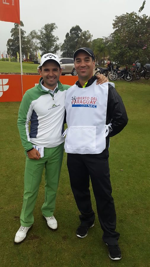 Fabrizio Zanotti junto a Sergio Fiore, Presidente de la Subcomisión de Golf del Club Centenario y esta semana Caddie de lujo de Rafael Echenique.