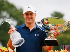 Jordan Spieth con los dos trofeos (cortesía www.slantnews.com)