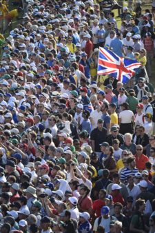 Fans disfrutan la acción en el hoyo 18 (Photo by Chris Condon/PGA TOUR/IGF)