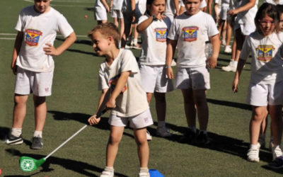 Los chicos del colegio Mark Twain aprenden golf