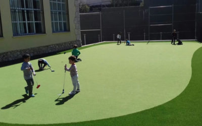 La increíble historia de un green de golf en el colegio de un pueblo de 560 habitantes