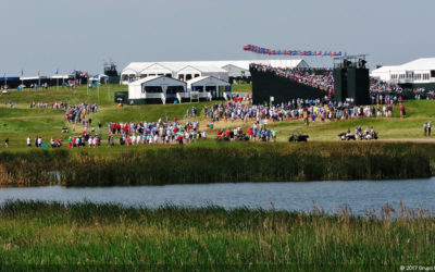 Rickie Fowler enseñando cómo se juega en Erin Hills