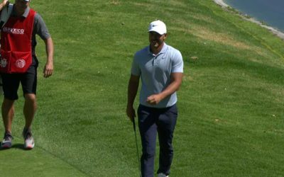 Video, Koepka se llevó el golpe del día después de hacer el eagle tras estar cerca de visitar el agua