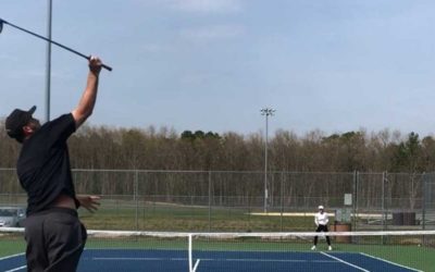 ¿Jugar al tenis con un palo de Golf? Vea cómo Josh Kelley lo hace en este nuevo deporte, el TenisGolf